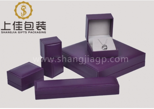 Plastic jewelry box